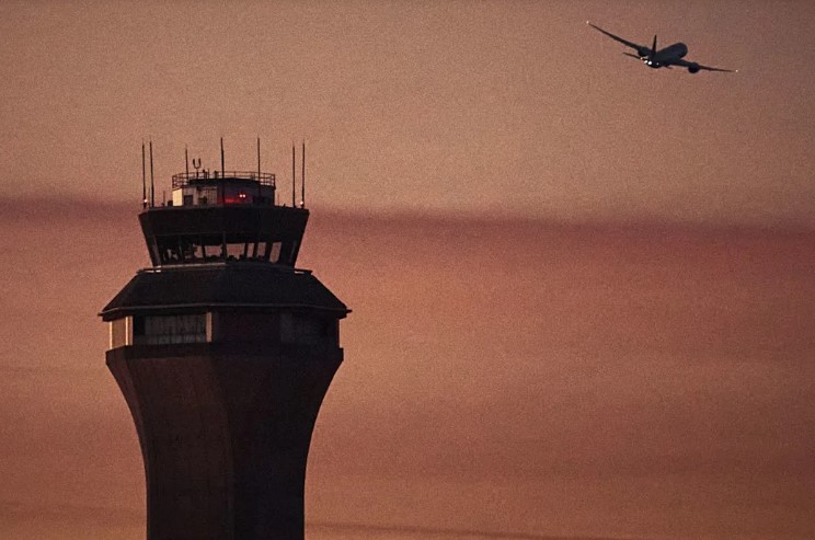 Las Reducciones de Vuelos Afectan Directamente: Cómo los Recortes de la FAA Impactan Desproporcionadamente a las Familias Latinas