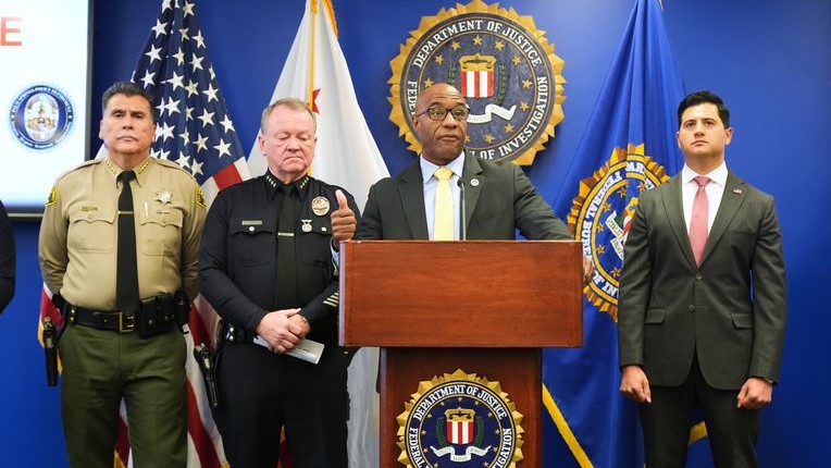 FBI Desbarata Supuesta Trama de Bombas para Nochevieja en California: Cuatro Acusados de Apuntar a Agentes de ICE y Empresas